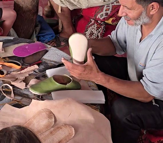 Stitching and assembling a babouche by hand