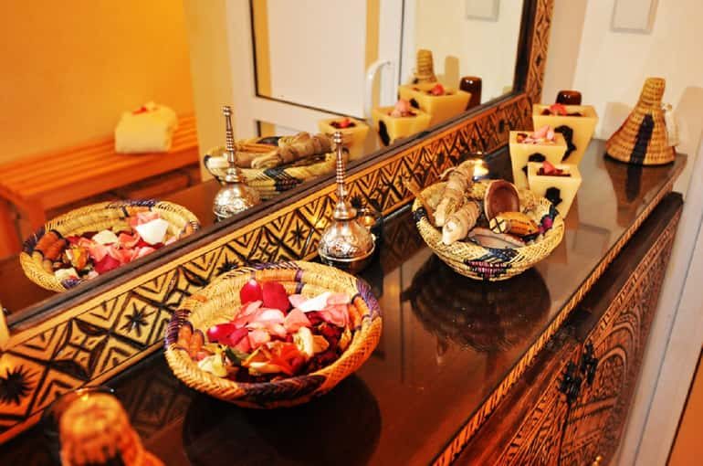Rose petals and natural products for the ritual